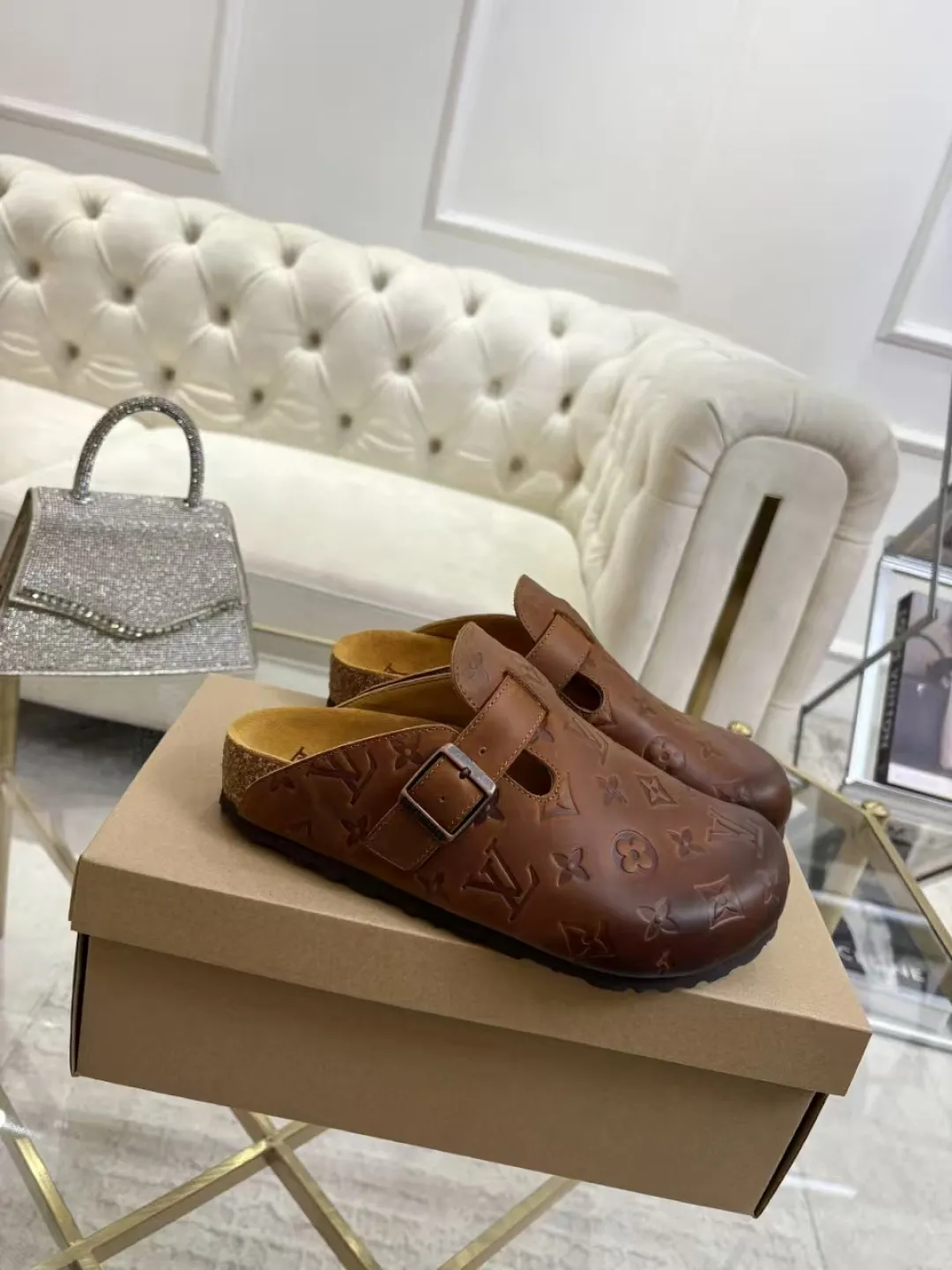 Women's p560 Men's p580 ✨ LV couple's toe-cap slippers | Full of high-end feel, you can walk with wind! ✨ This pair of LV classic toe-cap slippers is simply a "walking grass-planting machine"! Original three-dimensional embossed cowhide + cowhide fabric, the texture is high-end at first glance, and you will become a rich daughter/son in seconds ~💅 🌟 Why must you join TA? ✔️ Original embossed cowhide - clear texture but not cheap, classic presbyopia yyds ✔️ Belt buckle + metal logo - ecstatic control of details, exquisite to the heel! ✔️ Sheepskin lining + cushioned footbed - it feels like stepping on clouds ☁️, and you won’t feel tired when you go shopping~ ✔️ Non-slip rubber sole - walking is as stable as a mountain, and you are not afraid of slipping on rainy days!  👫 The best outfit for couples: Whether it’s shorts, T-shirts👕 or long skirts and suits👗, pairing these shoes with each other will immediately create a lazy and high-end atmosphere! Everyday outings/vacations, no matter what you shoot, it will look like a blockbuster📸🔥 The texture and foot feel that only the higher version can have, it is not a hit or a hit! Heartbeat is not as good as action. True love is true when both pairs are in pairs~💖 #LVcoupleslippers #高色综合 #好看不狠的 Feet #couples’ must-have